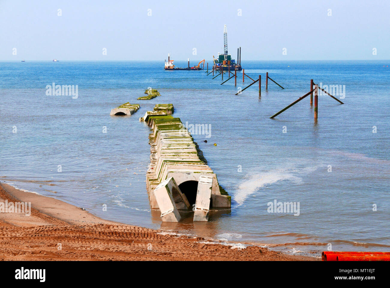 Posa di tubo nave al largo edificio quattro chilometro lungo il tubo di efflusso per aiutare a prevenire le alluvioni in Blackpool e Cleveleys area del Lancashire Foto Stock