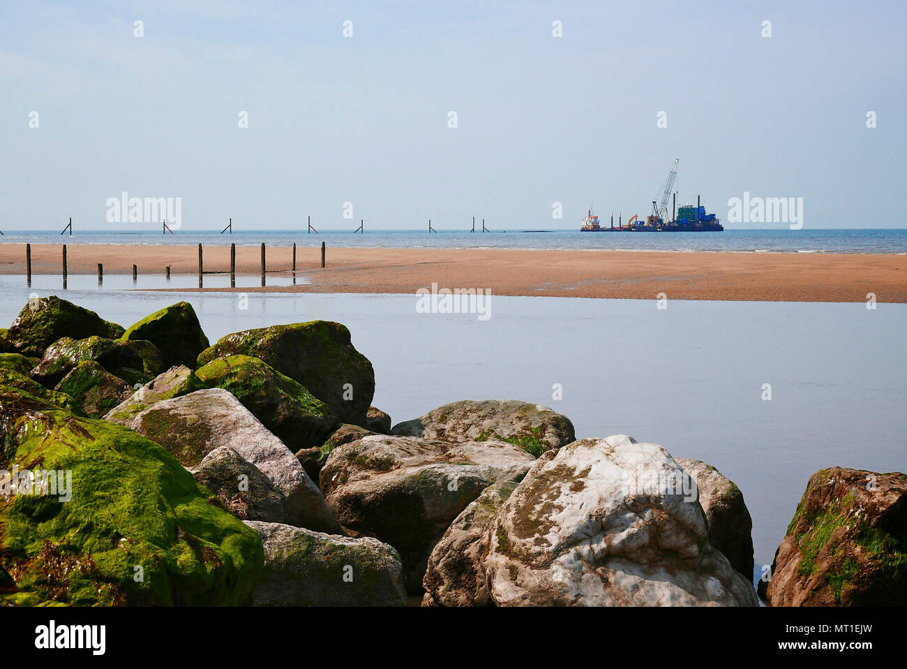 Posa di tubo di lavoro della nave al largo della costa di Blackpool, Lancashire, Regno Unito Foto Stock