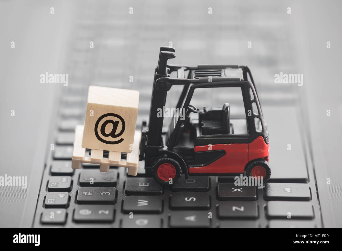 Carrello con simbolo di posta sul blocco di legno sopra la tastiera del notebook Foto Stock