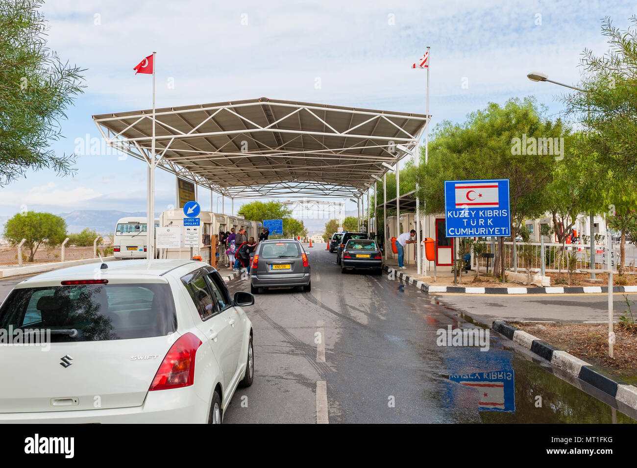 Attraversamento delle frontiere tra Cipro e la Repubblica turca di Cipro del Nord. La parte settentrionale di Cipro è riconosciuta dalla Turchia solo. Foto Stock