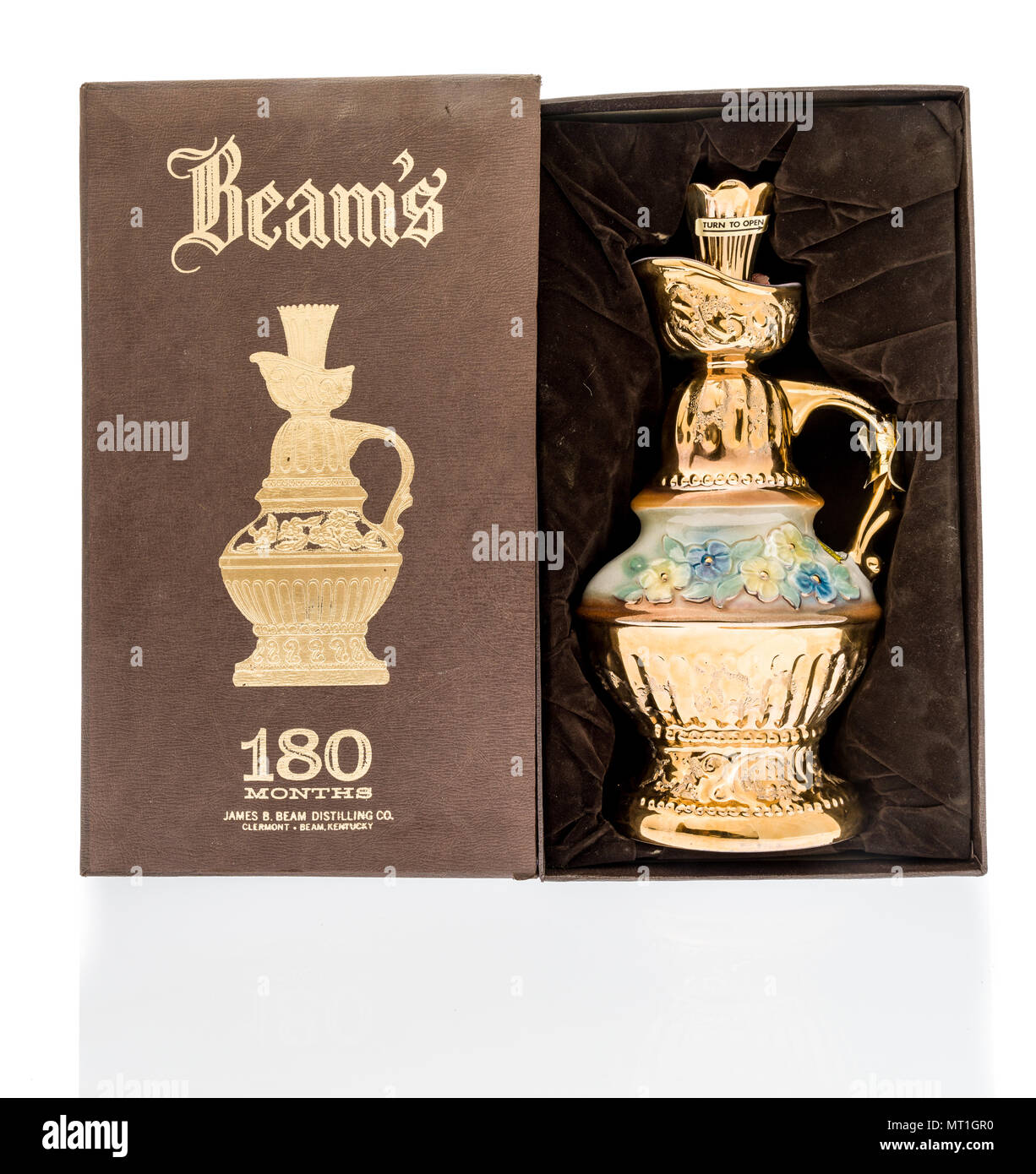 Winneconne - 3 Maggio 2018: una bottiglia di Jim Beam 180 mesi vintage whiskey isolato su un background. Foto Stock