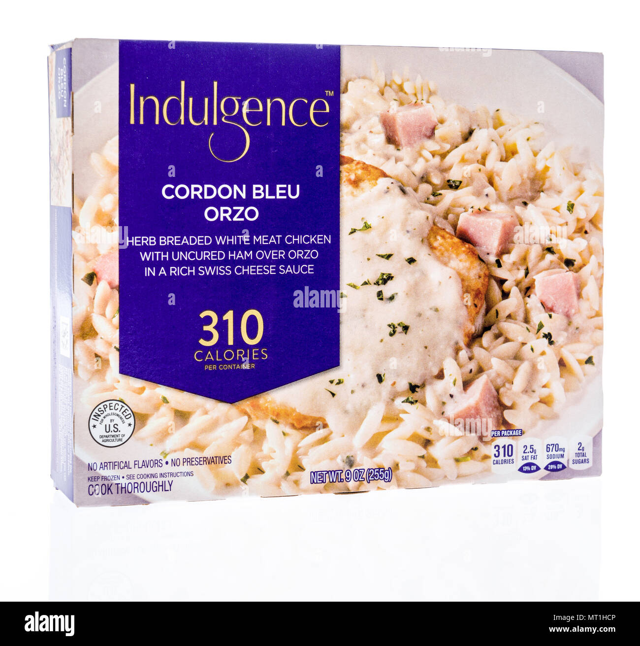 Winneconne - 18 Maggio 2018: una scatola di indulgenza cordon bleu cena orzo isolato su un background. Foto Stock