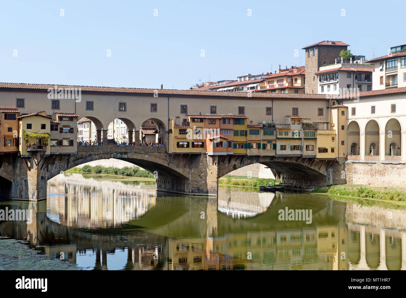 Ponte Vecchio (ponte più antico) oltre il fiume Arno a Firenze, Italia con cielo chiaro Foto Stock