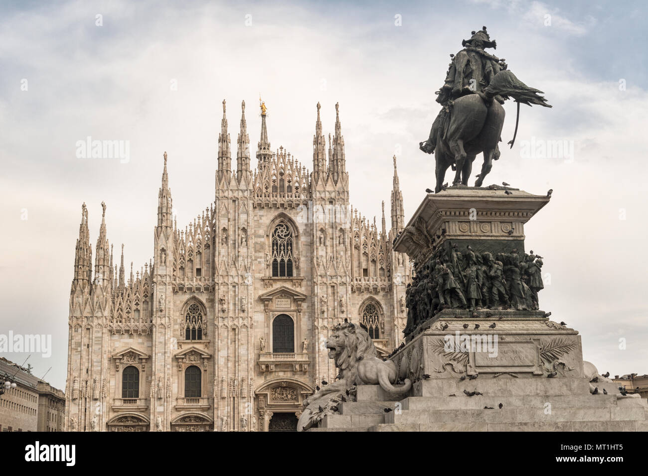 Duomo di Milano con una statua del re Vittorio Emanuele II in primo piano, che cattura l'architettura iconica. Foto Stock