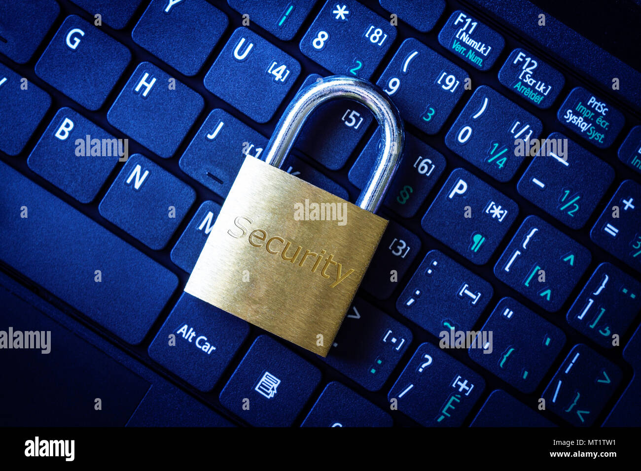 Lucchetto dorato sul computer tastiera portatile con parola di sicurezza incisa. Concetto di sicurezza in Internet, la riservatezza dei dati, la prevenzione della criminalità informatica. F selettiva Foto Stock
