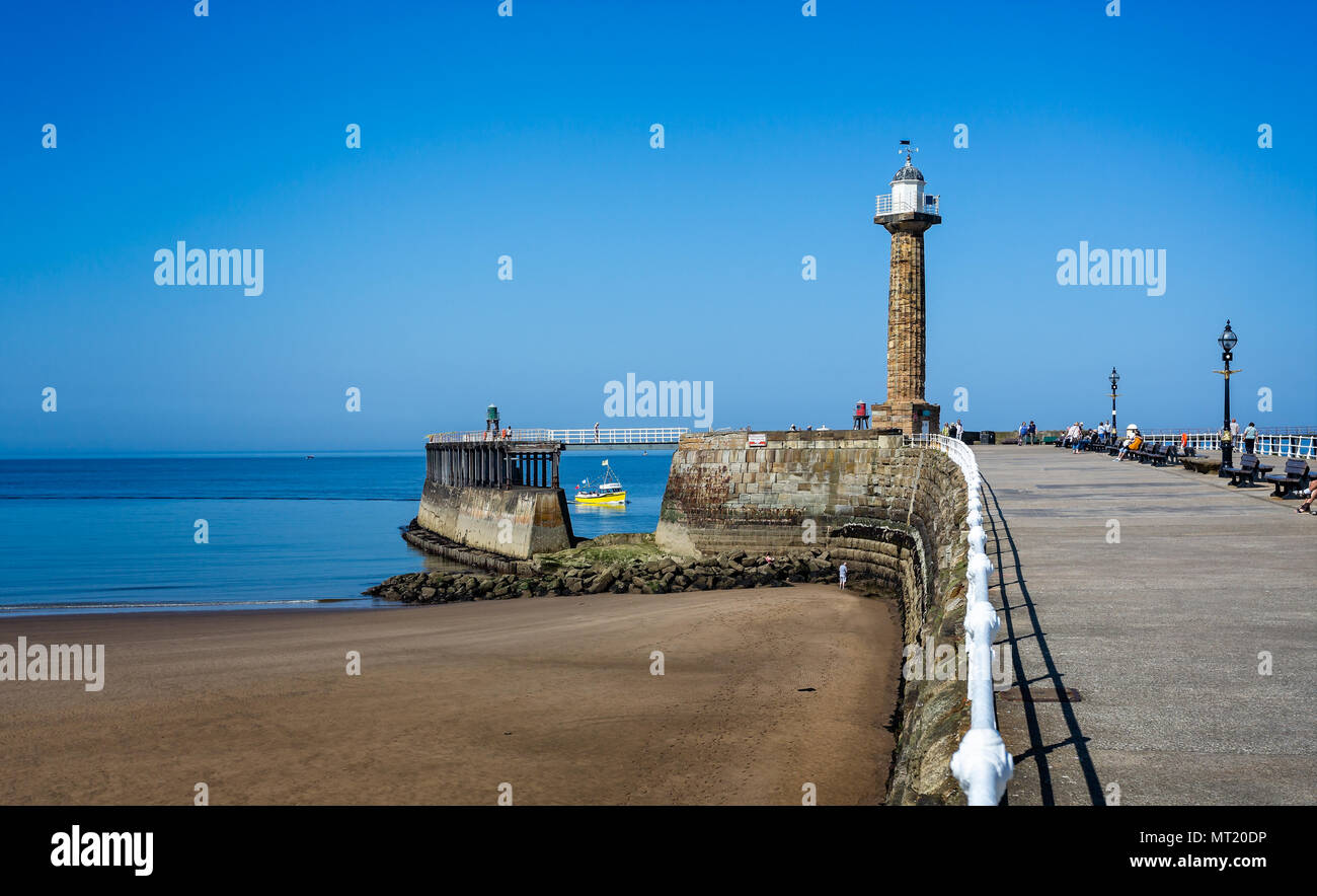 Molo Ovest e del faro prese a Whitby, nello Yorkshire, Regno Unito il 21 maggio 2018 Foto Stock