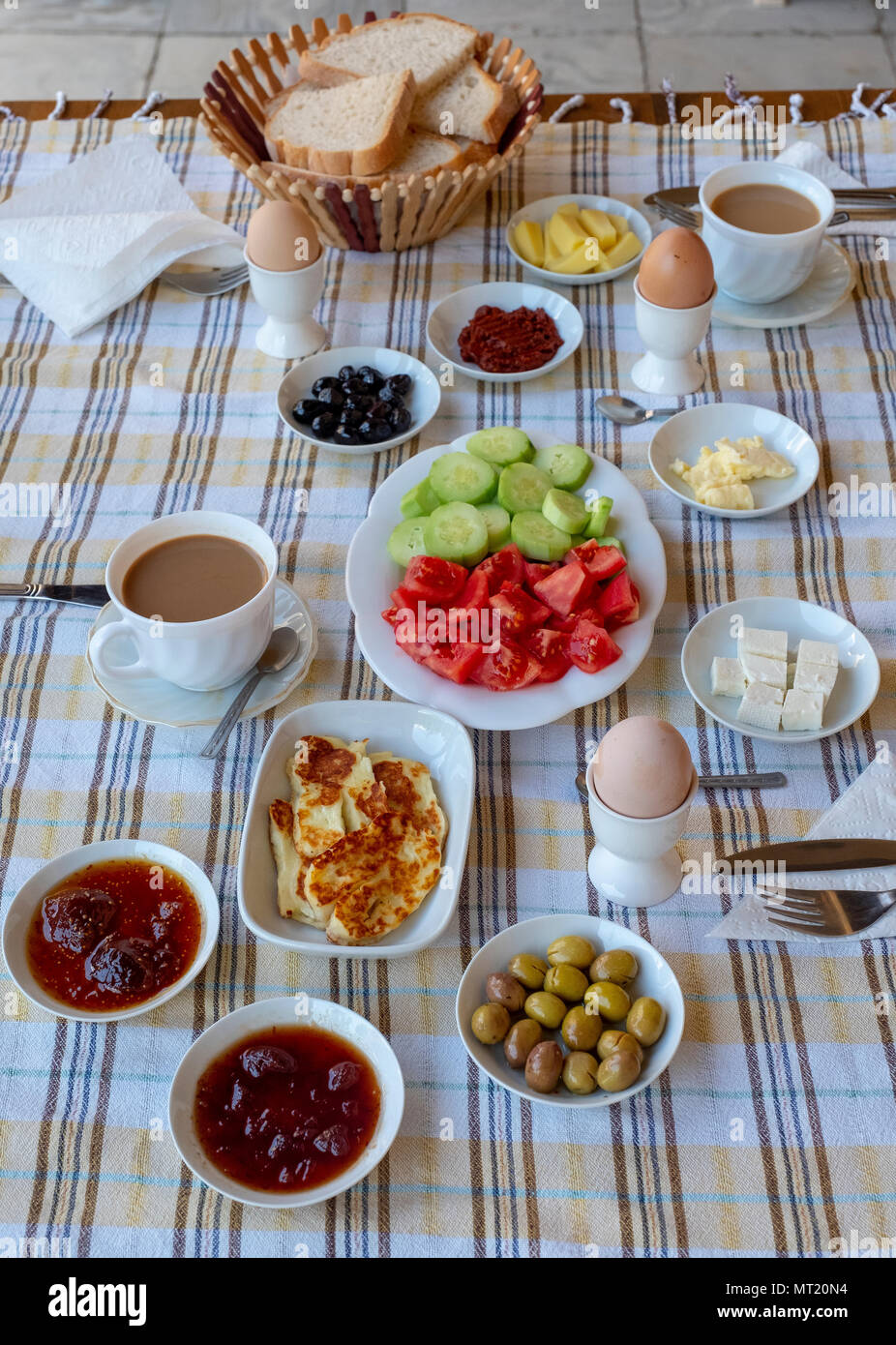 Tradizionale cipriota turco Colazione La colazione è servita presso la Revakli Ev Guest House, Dipkarpaz (Rizokarpaso) Cipro del Nord. Foto Stock