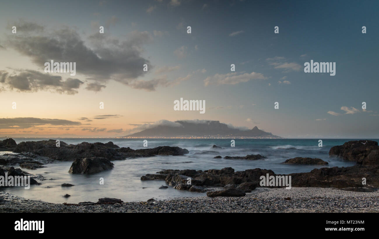 Bella roccia all alba con table mountain in background. Foto Stock