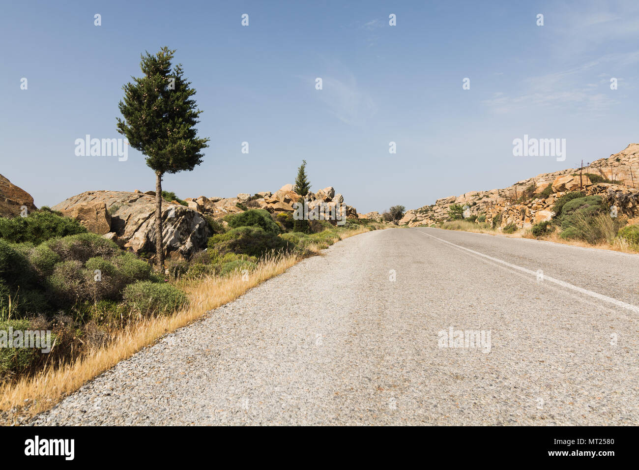 Montagna vuota strada asfaltata in Naxos Island, Grecia. Obiettivo grandangolare di shot. Foto Stock