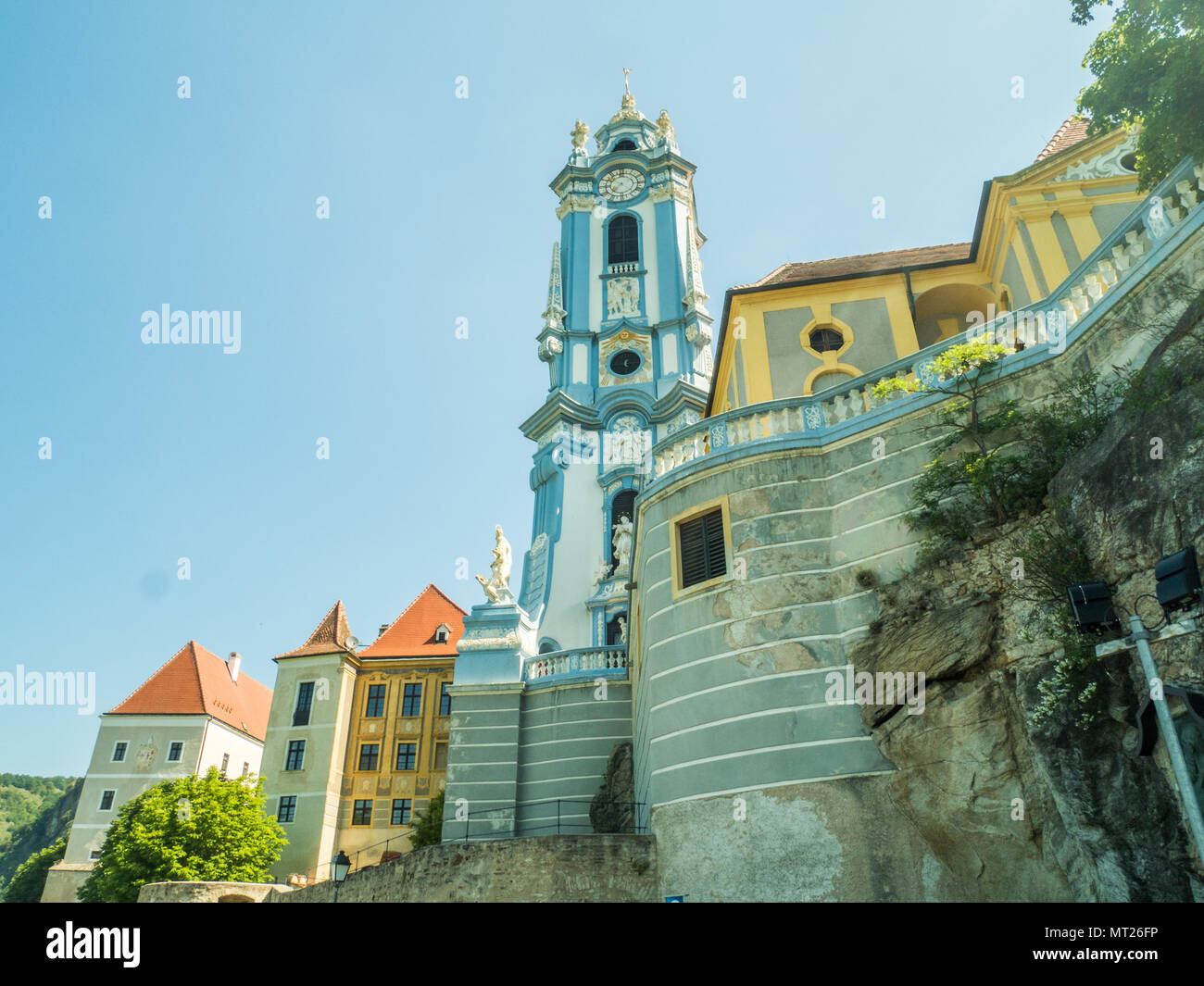 La parrocchia di blu chiesa abbaziale di Durnstein sul fiume Danubio, regione di Wachau, Austria. Foto Stock