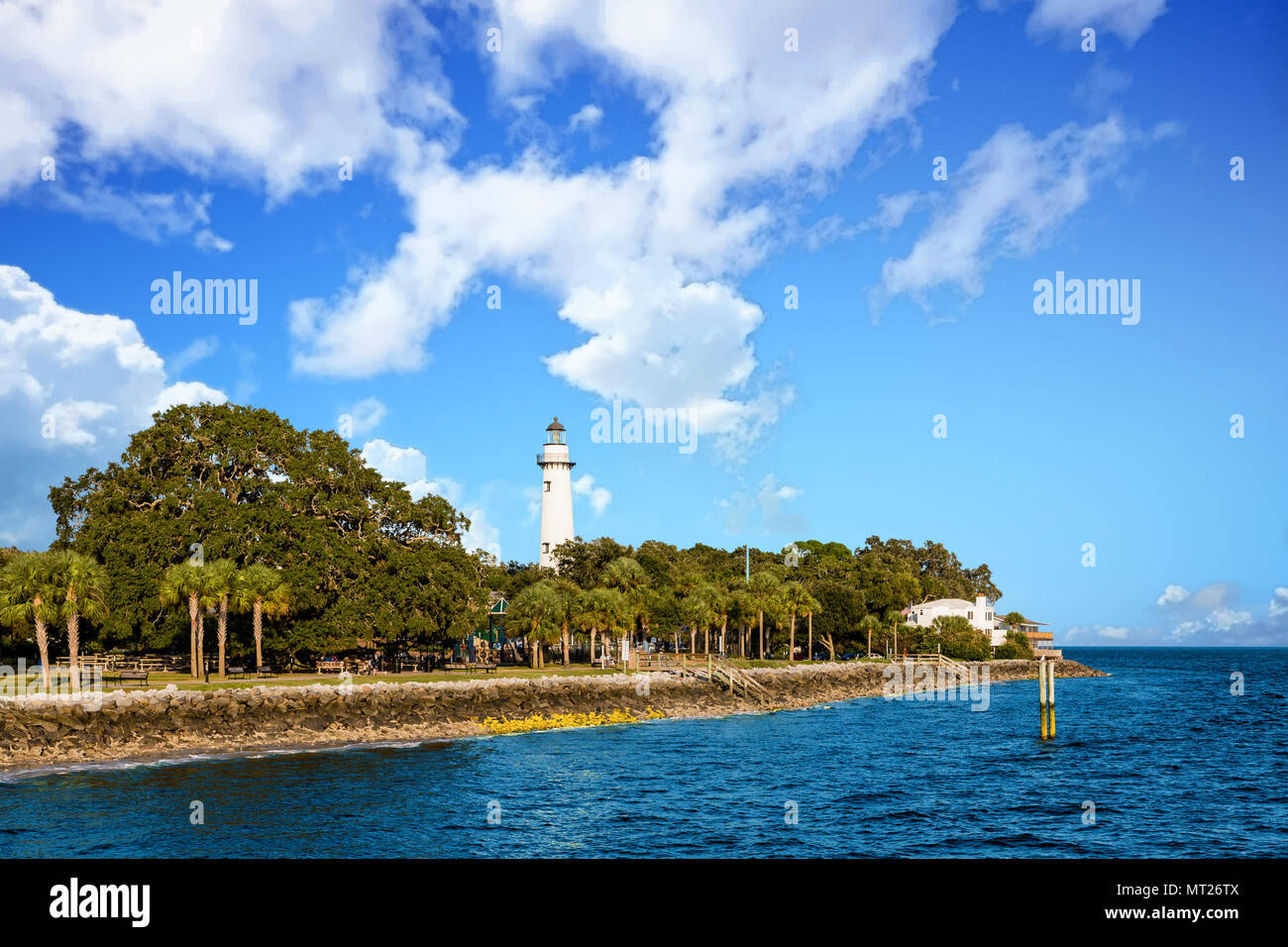 Faro bianco passando dal Parco Costiero Foto Stock