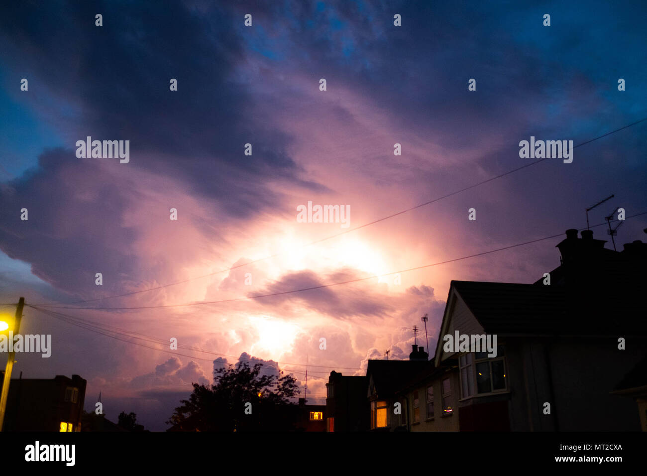 Londra, Inghilterra. 27 maggio 2018. Alleggerimento del foglio riempie il cielo di Harrow con nessun tuono di essere ascoltato. ©Tim anello/Alamy Live News Foto Stock