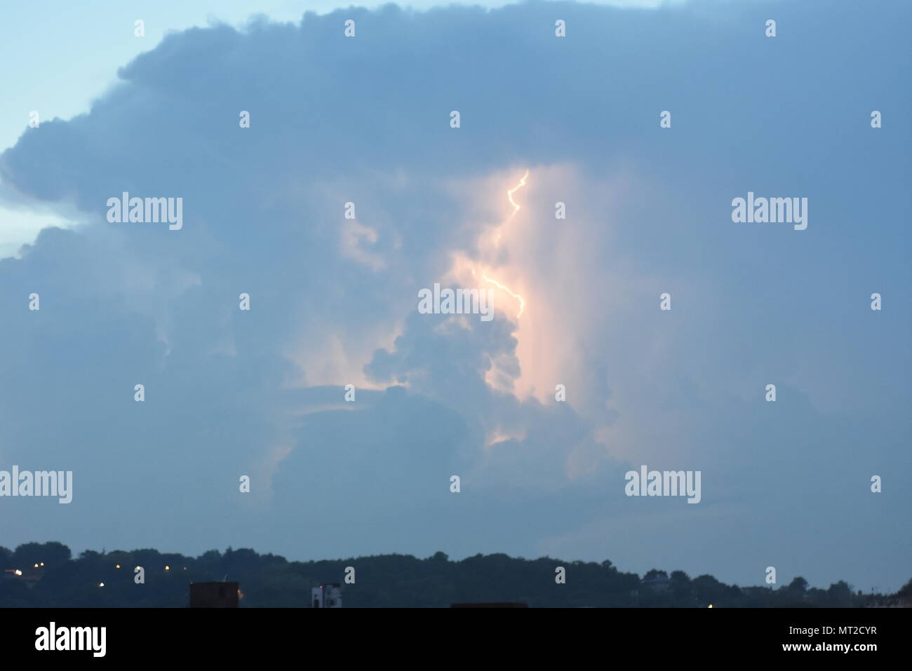 Londra, Regno Unito. 27 maggio 2018. Secondo giorno di tempesta si illumina i cieli di Londra con più fulmini come il bank holiday continua. Fulmini di flash e Crack up tra le nuvole in ciò che viene chiamato la Madre di tutti i tuoni. La temperatura è attualmente di circa venti gradi e si prevede di raggiungere 29 domani in modo che ci si può aspettare di ottenere di più da tuoni e fulmini in tutta la banca vacanza. Credito: Ricardo Maynard/Alamy Live News Foto Stock