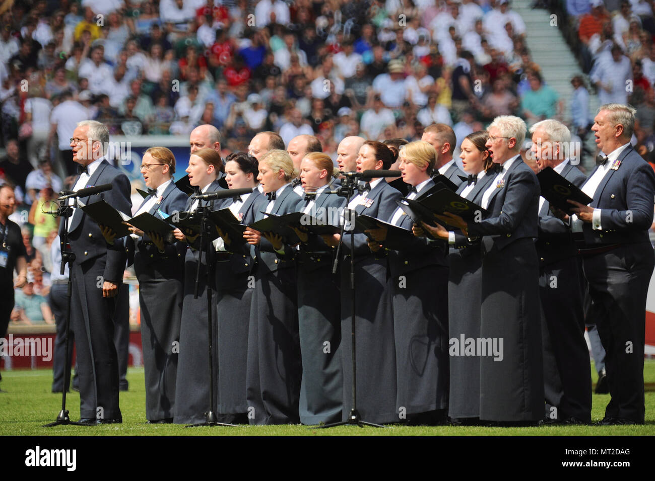 Londra, Regno Unito. 27 maggio 2018. Un coro che canta il passo a Twickenham Stadium poco prima che i Barbari V Inghilterra Killik Cup match a Twickenham Stadium di Londra, Regno Unito. Credito: Michael Preston/Alamy Live News Foto Stock