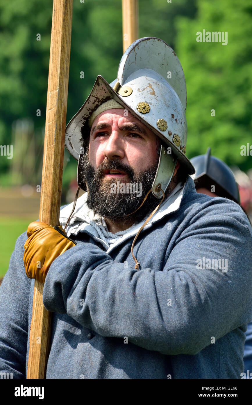 Bristol, Regno Unito, 27 maggio, 2018. British guerra civile, l'Assedio di Bristol 375 anniversario di battaglie (1645) tra parlamentari ("Roundheads') e i realisti ("Cavaliers") re-emanate dai membri del Nodo sigillato in Bristol Ashton Court pomeriggi del 27 e 28 maggio 2018, Inghilterra. Oltre 2000 re-enactors Credit: Charles Stirling/Alamy Live News Foto Stock