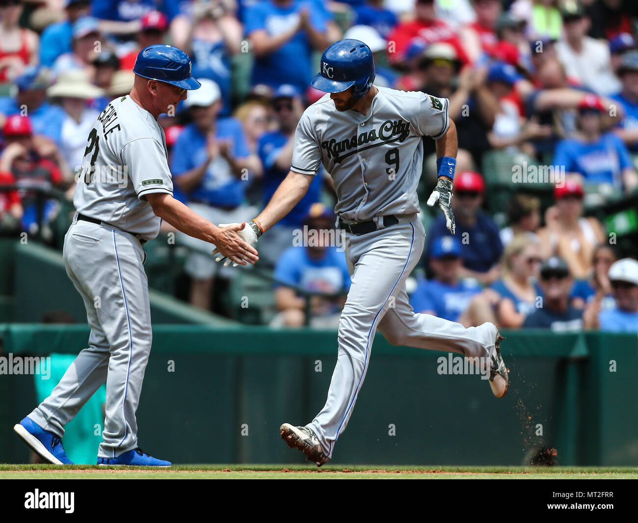 Arlington, Texas, Stati Uniti d'America. 27 Maggio, 2018. Kansas City Royals catcher Drew Butera (9) celebra un assolo home run nel 2° inning della MLB gioco tra il Kansas City Royals e Texas Rangers a Globe Life Park in Arlington, Texas. Kansas City ha vinto il gioco 5-3. Tom Sooter/CSM/Alamy Live News Foto Stock