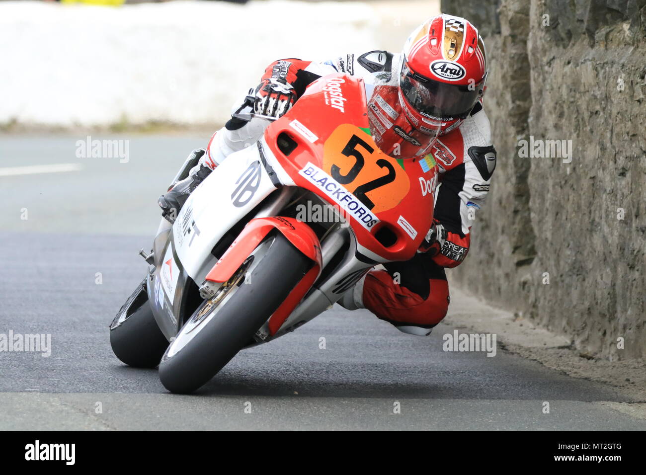 Southern 100 pre tt classic james cowton alla chiesa si piega sul suo modo di vincere la Geoff Duke junior superbike post gara classica il 27 di maggio Foto Stock Southern 100 pre tt classic james cowton alla chiesa si piega sul suo modo di vincere la Geoff Duke junior superbike post gara classica il 27 di maggio Foto Stock