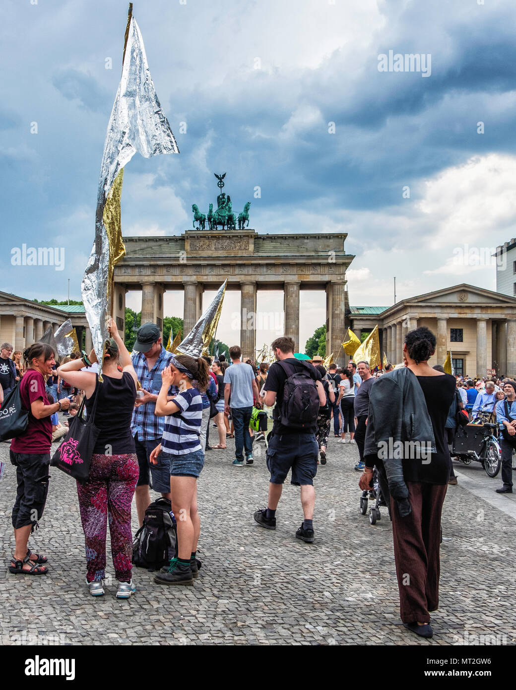 La germania,Berlin-Mitte, 27 maggio 2018. Shining dimostrazione da parte del 'Tanti' contro la nazione a livello di destra demo AFD nello stesso giorno. Manifestanti assemblato nel parco Weinberg vestito in abiti splendenti e portante shiny banner e bandiere i dimostranti hanno marciato dal parco attraverso Mitte alla Porta di Brandeburgo per protestare contro il razzismo, l'antisemitismo, il fascismo e il nazismo. Il molti è un'associazione di artisti,ensemble e gruppi di attori che si oppongono all' estremismo di destra e il supporto per la democrazia e una diversa società. Credito: Eden Breitz/Alamy Live News Foto Stock