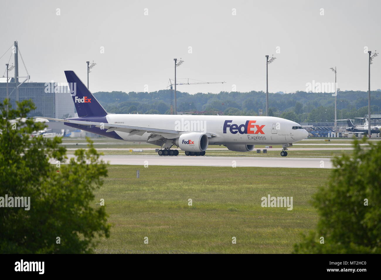 Monaco di Baviera, Deutschland. 23 Maggio, 2018. FED EX Express, cargo aereo, trasporto aereo, cargo aereo sull'asfalto, compagnia aerea, compagnie aeree, aereo, del traffico aereo e volare.Aviation. L'aeroporto Franz Josef Strauss di Monaco di Baviera.Monaco di Baviera. | Utilizzo di credito in tutto il mondo: dpa/Alamy Live News Foto Stock