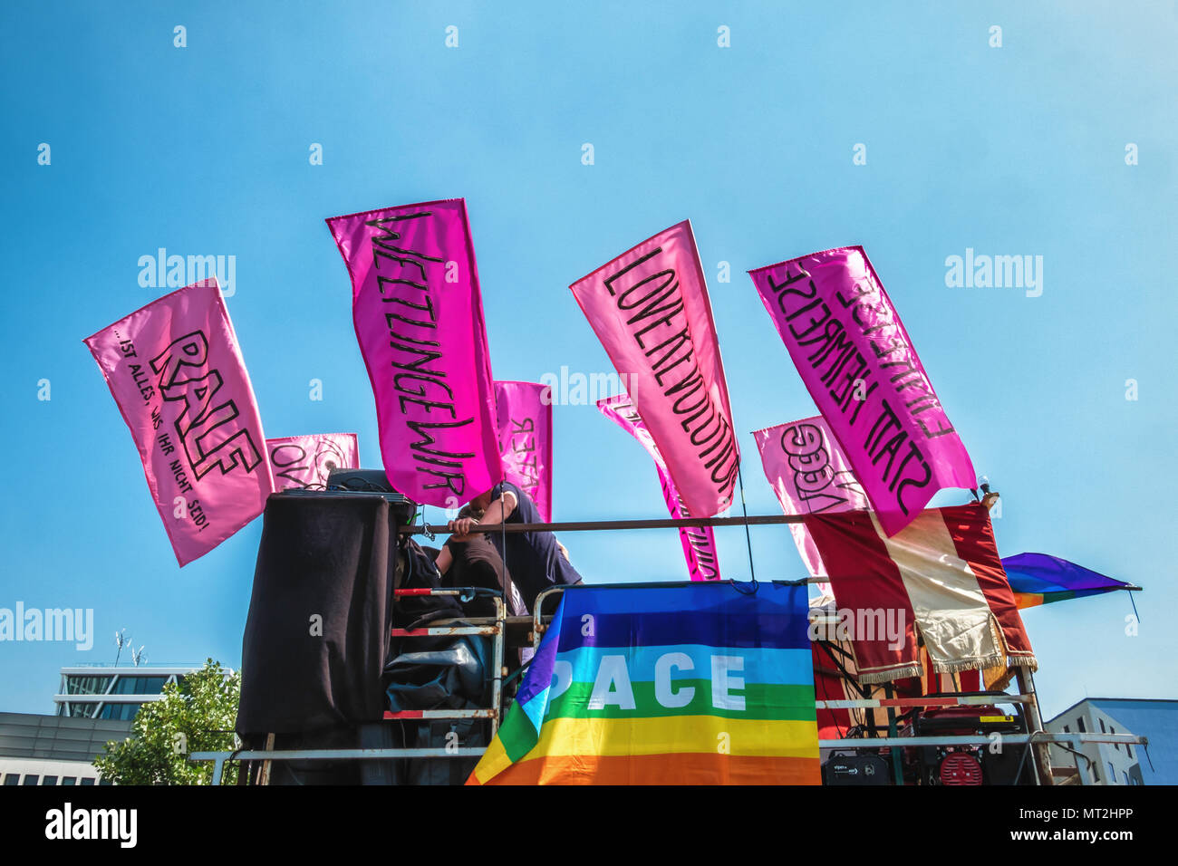 La germania,Berlin-Mitte, 27 maggio 2018. Interrompere la dimostrazione di odio. Club di Berlino & DJ protesta contro la nazione a livello di destra demo AFD nello stesso giorno. Le vetture che trasportano i dj di guida attraverso il centro della città per incoraggiare le persone a ballare. Credito: Eden Breitz/Alamy Live News Foto Stock