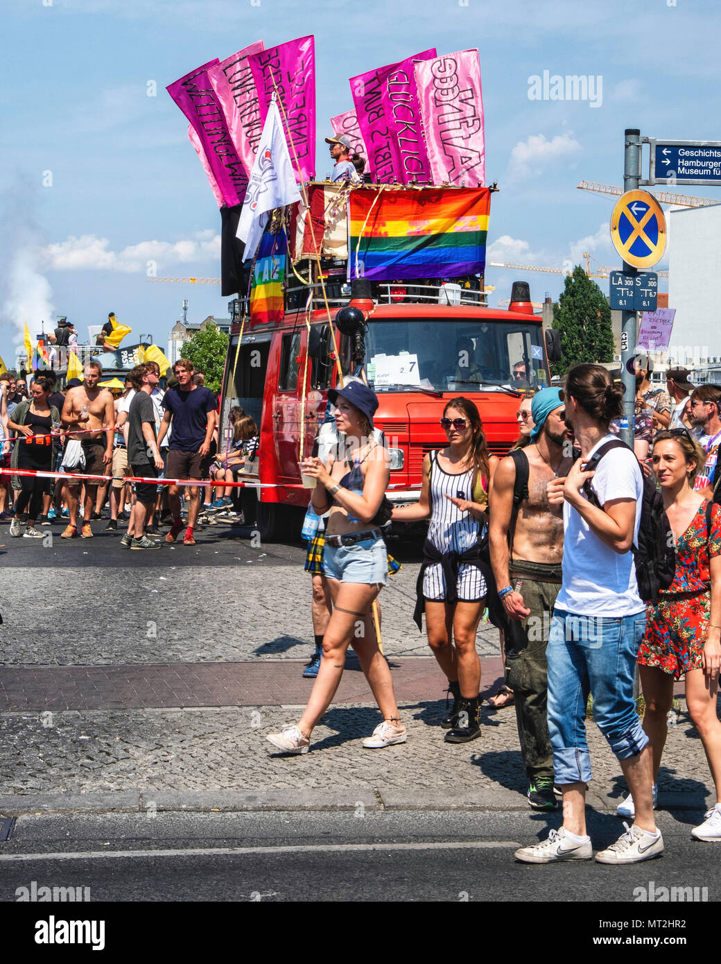 La germania,Berlin-Mitte, 27 maggio 2018. Interrompere la dimostrazione di odio. Club di Berlino & DJ protesta contro la nazione a livello di destra demo AFD nello stesso giorno. Le vetture che trasportano i dj di guida attraverso il centro della città per incoraggiare le persone a ballare. Credito: Eden Breitz/Alamy Live News Foto Stock