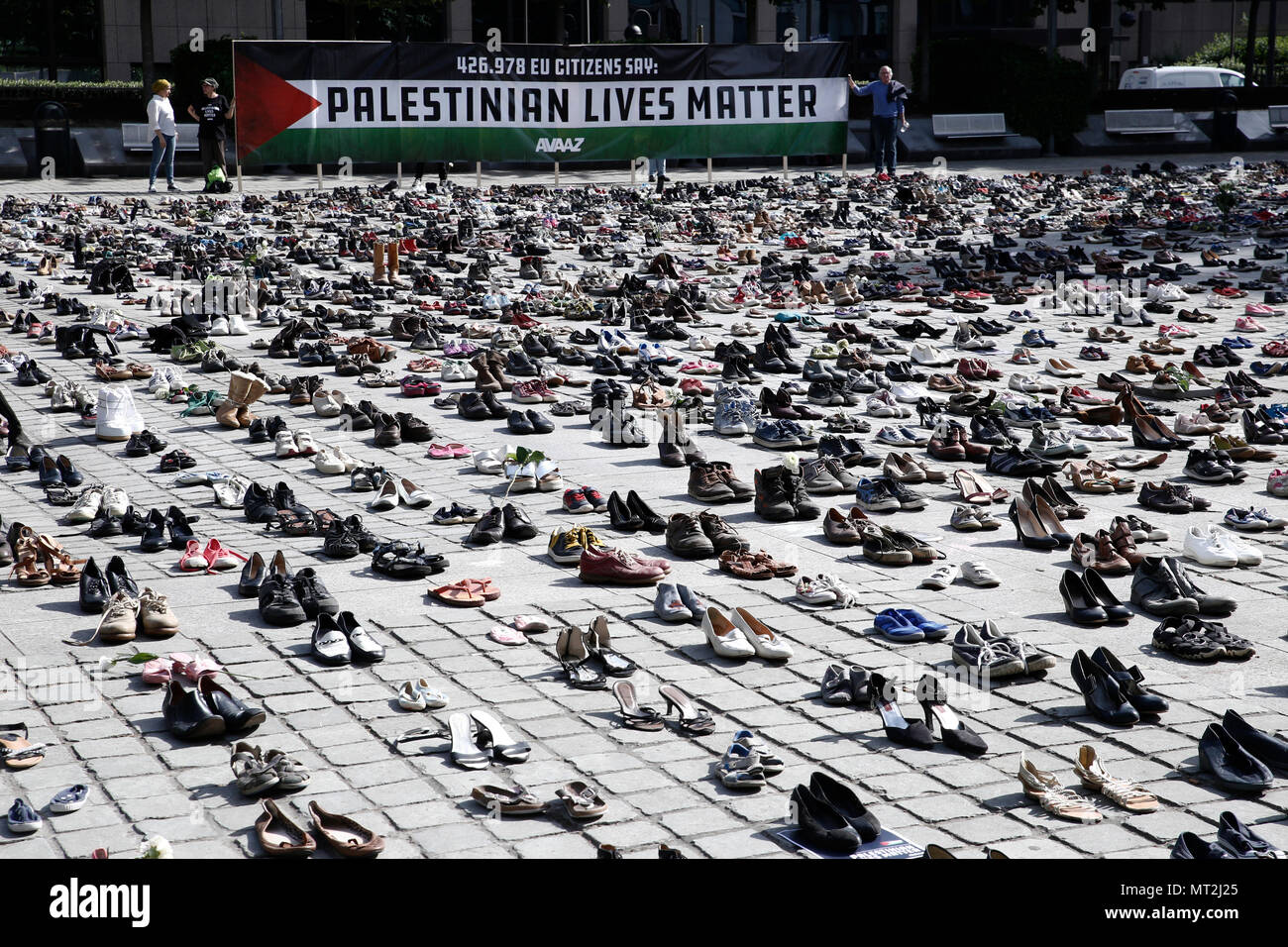 Bruxelles, Belgio, 28 maggio 2018. Paio di scarpe è collocato in corrispondenza del Place Jean Rey davanti al Consiglio dell'Unione europea coperti da vuoto 4.500 paia di scarpe per informarla di ogni persona uccisa in Israele nel corso dell'ultimo decennio. Alexandros Michailidis/Alamy Live News Foto Stock