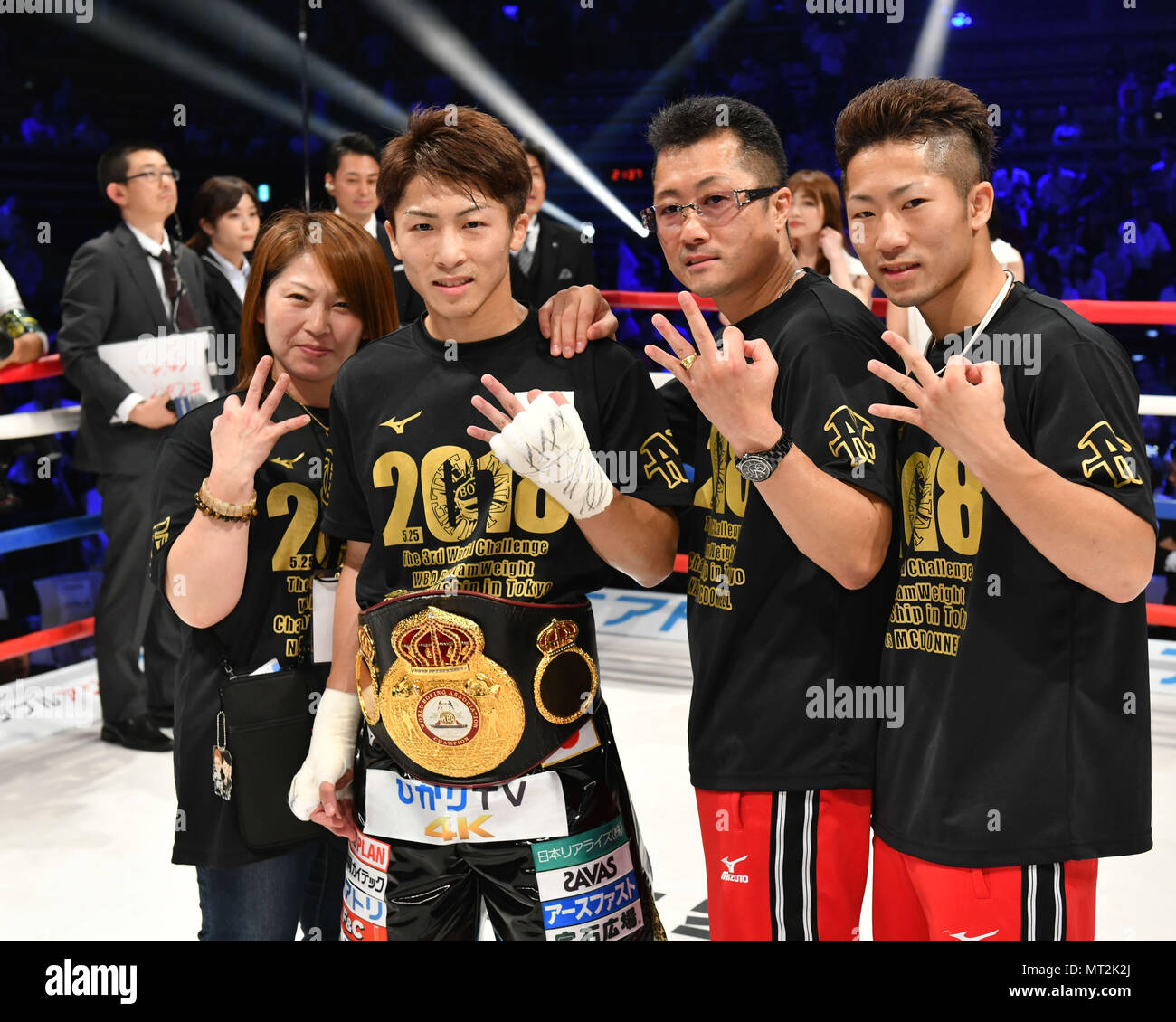 Tokyo, Giappone. 25 Maggio, 2018. (L-R) Miho Inoue, Naoya Inoue (JPN), Shingo Inoue, Takuma Inoue Boxe : Naoya Inoue del Giappone può contenere fino a tre dita come egli si pone con la sua famiglia, padre e formatore Shingo, madre Miho, e il fratello più giovane di Takuma, dopo aver vinto la WBA Peso gallo titolo bout in generale Ota-City palestra a Tokyo in Giappone . Credito: Hiroaki Yamaguchi/AFLO/Alamy Live News Foto Stock