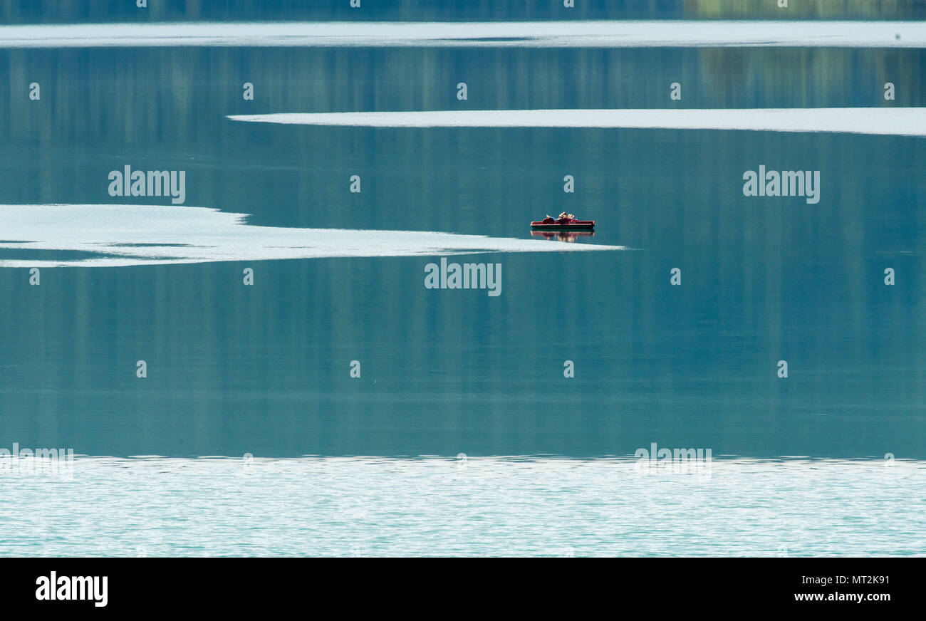 28 maggio 2018, Germania, Walchensee: un pedalò sul Walchensee (Lago di Walchen). Foto: Peter Kneffel/dpa Foto Stock