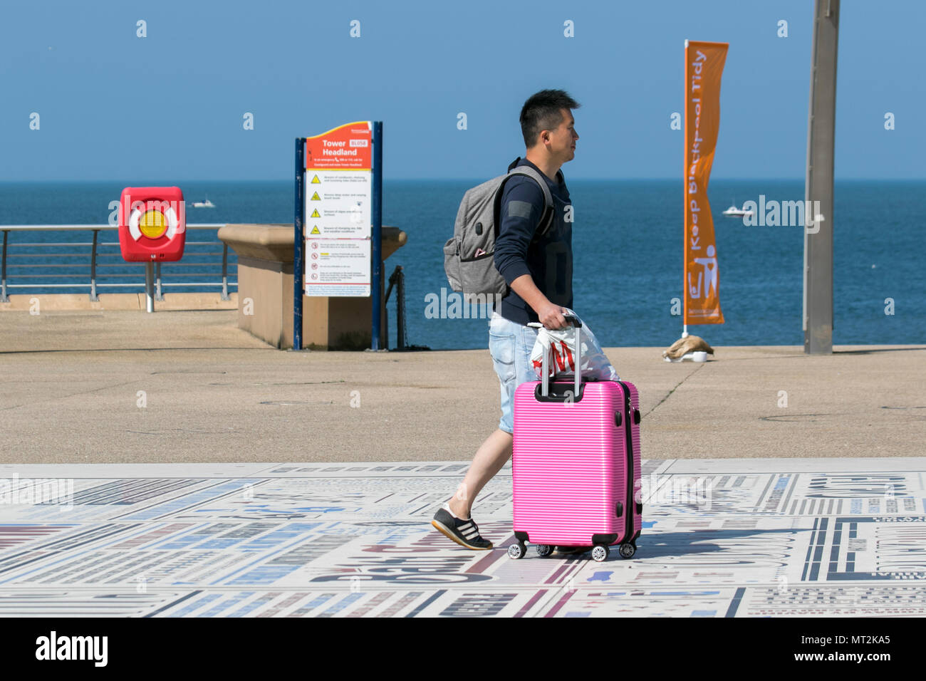 Donna che spinge i bagagli della valigia immagini e fotografie stock ad  alta risoluzione - Alamy