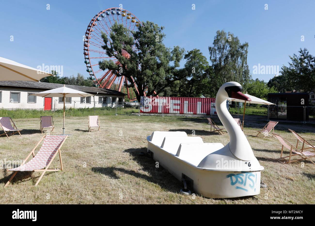 Berlino, Deutschland. 25 Maggio, 2018. Vista la ruggine ruota panoramica Ferris nell'ex Spreepark in Berlin Plaenterwald, in primo piano un Tretbott con cigno alla testa. In GDR tempi, il parco era un ben frequentato parco divertimenti. Gruen Berlin GmbH ridisegni il parco. | Utilizzo di credito in tutto il mondo: dpa/Alamy Live News Foto Stock