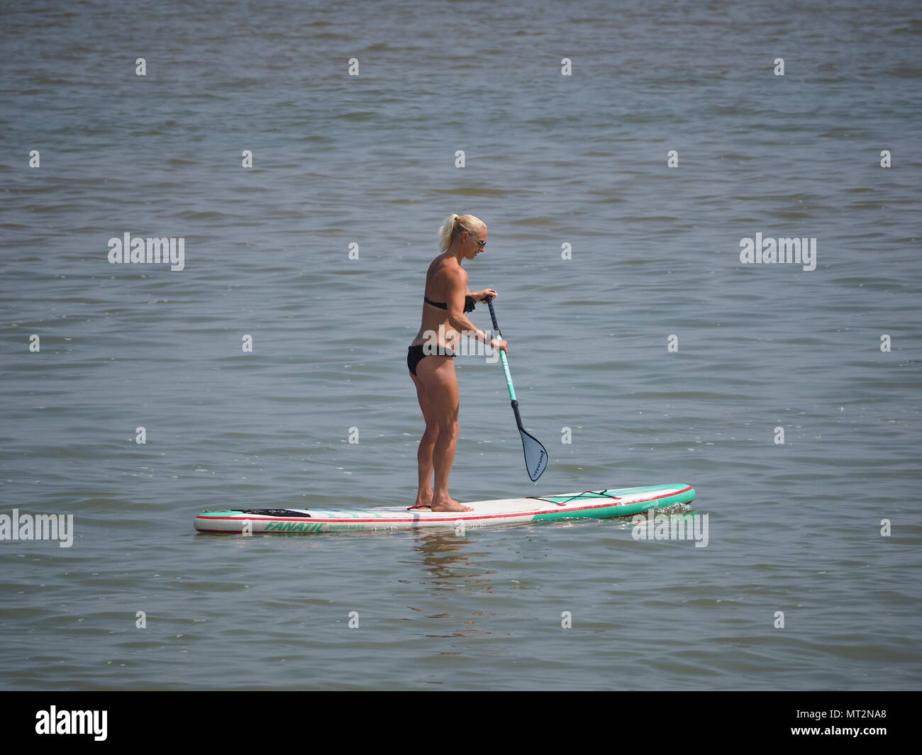 Cattedrale sul mare, Kent, Regno Unito. 28 Maggio, 2018. Regno Unito: Meteo molto calda e soleggiata giornata in Cattedrale sul mare, Kent come testa di persone in spiaggia per la bank holiday. Credito: James Bell/Alamy Live News Foto Stock