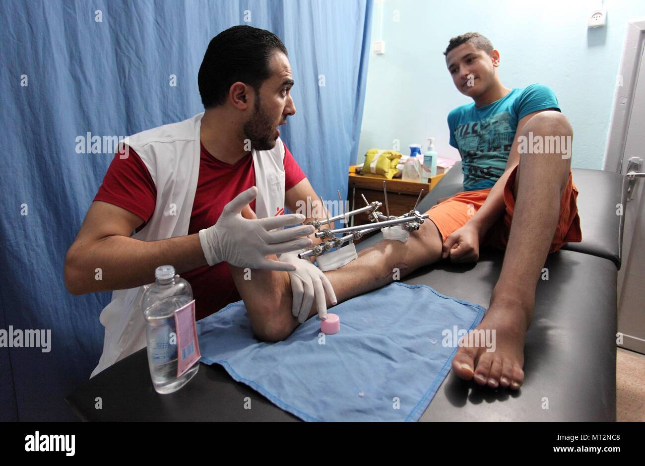 La città di Gaza, Striscia di Gaza, Territori palestinesi. 28 Maggio, 2018. Un ferito palestinese che era stato ferito durante gli scontri con le truppe israeliane in tende protesta dove palestinesi rivendicare i propri diritti per tornare in patria al confine Israel-Gaza, riceve il trattamento a Medici senza frontiere " SF'' clinica di Gaza City il 28 maggio 2018 Credit: Mahmoud Ajour/immagini APA/ZUMA filo/Alamy Live News Foto Stock