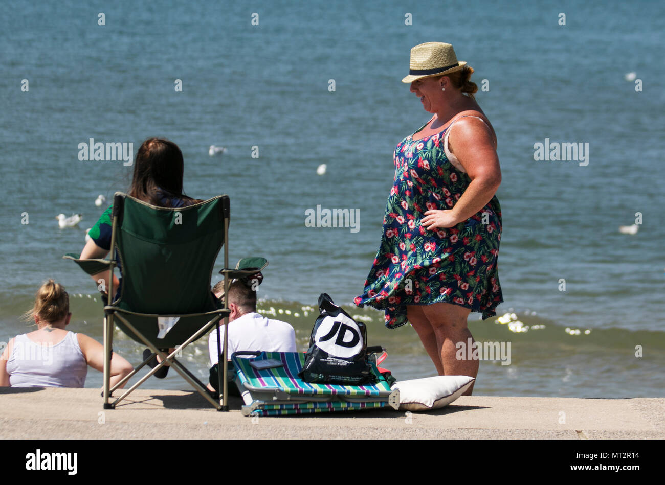 Donna obesa in flusso di mantello e cappello di paglia in Blackpool  Lancashire. Regno Unito Meteo. 28 Maggio, 2018. Luminosa e soleggiata e di  iniziare la giornata presso la costa come villeggianti