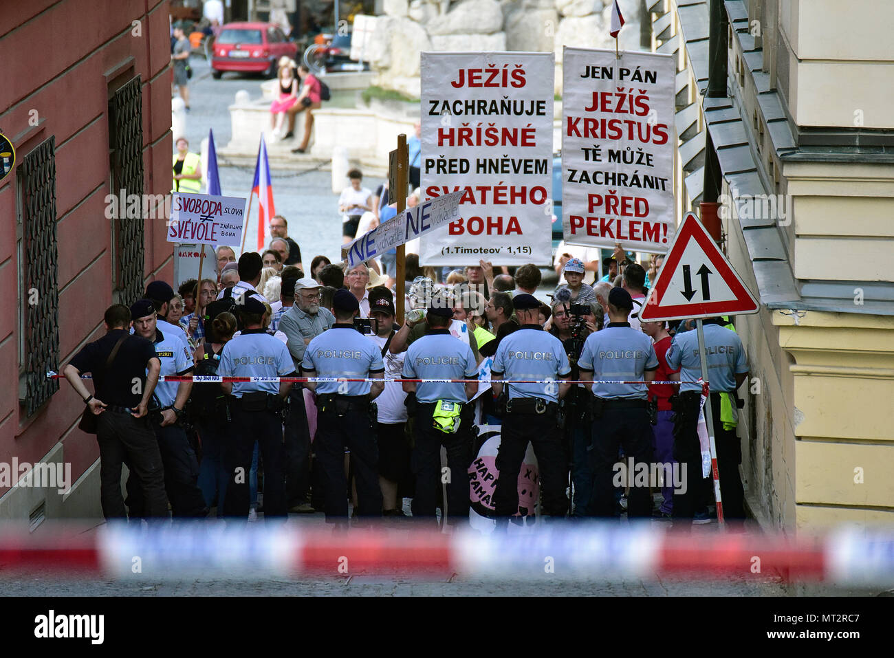 Brno, Repubblica Ceca. 26 Maggio, 2018. Il popolo decente movimento, i cui membri disturbato il Husa na provazku spettacolo teatrale a Brno, Sabato 26 Maggio, 2018 possono essere etichettati in un radicale rightist gruppo, ma non ha alcun saldamente ancorata ideologia per ora, lo scienziato politico Miroslav Mares ha detto a CTK. Sabato incidente a Brno, dove gli attivisti hanno preso d'assalto la fase al fine di disturbare un controverso prestazioni, ha ricordato le scene di un film circa l arrivo del fascismo, Martin Glaser, testa di Brno Teatro Nazionale, detto. Credito: Igor Sefr/CTK foto/Alamy Live News Foto Stock