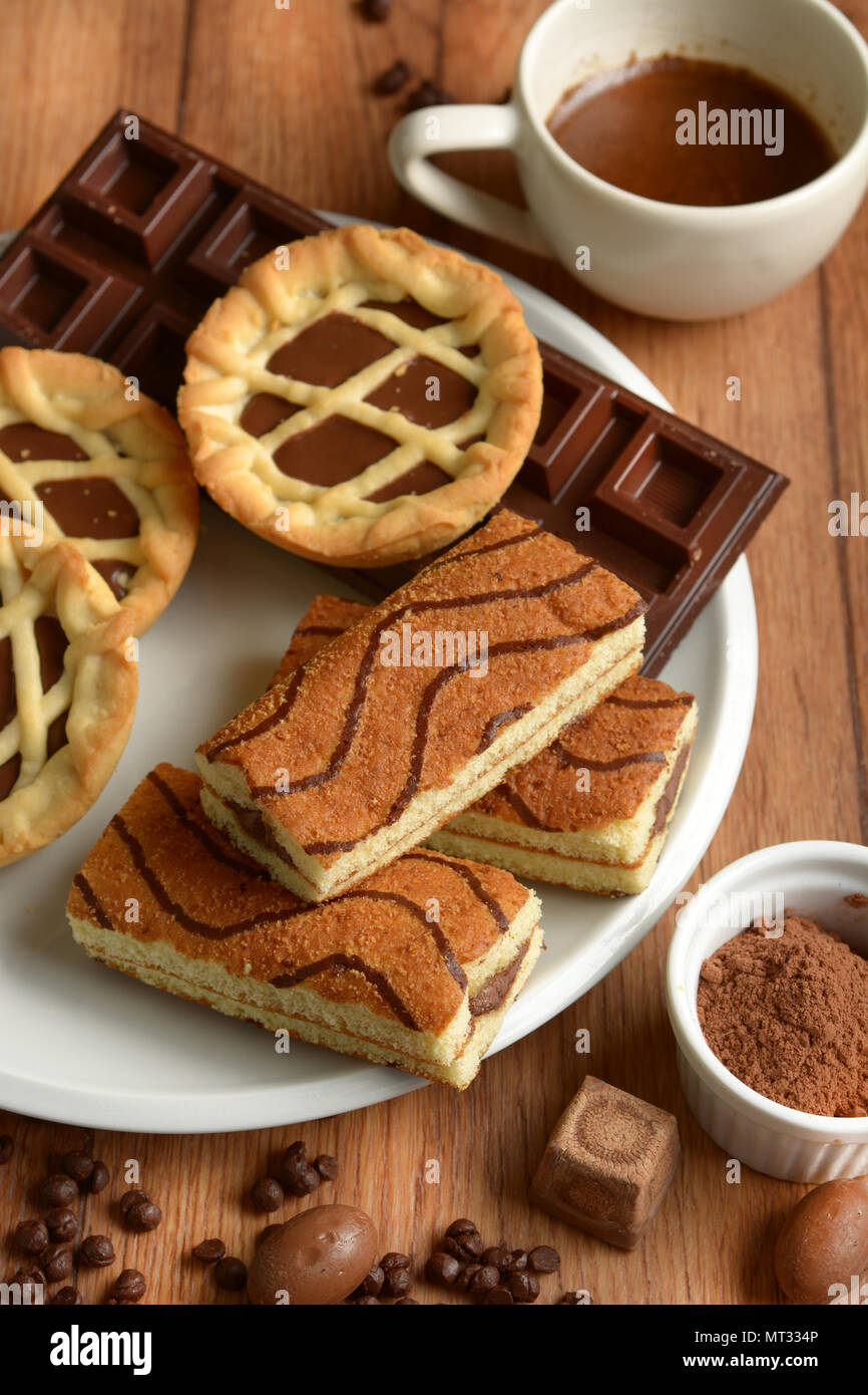 Un assortimento di cibi di cioccolato nel tavolo di legno - primo piano Foto Stock