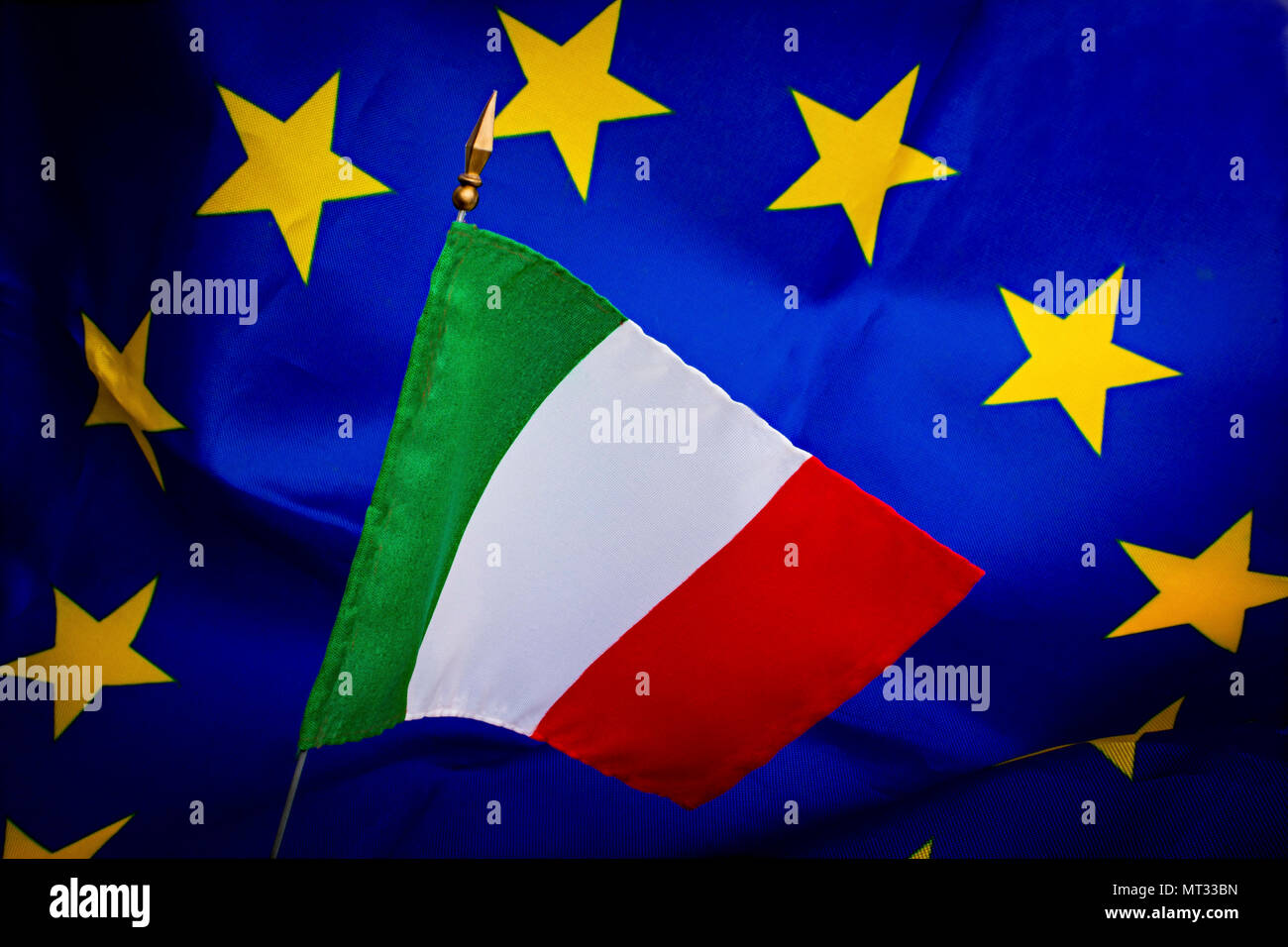 Europei e bandiere italiane Foto Stock