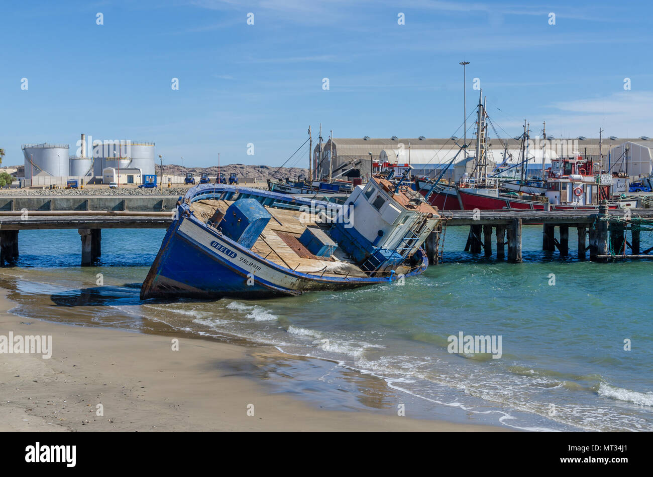 Luderitz, Namibia - 08 Luglio 2014: Naufragio o affondate barca da pesca bloccati nel porto di Luderitz Foto Stock