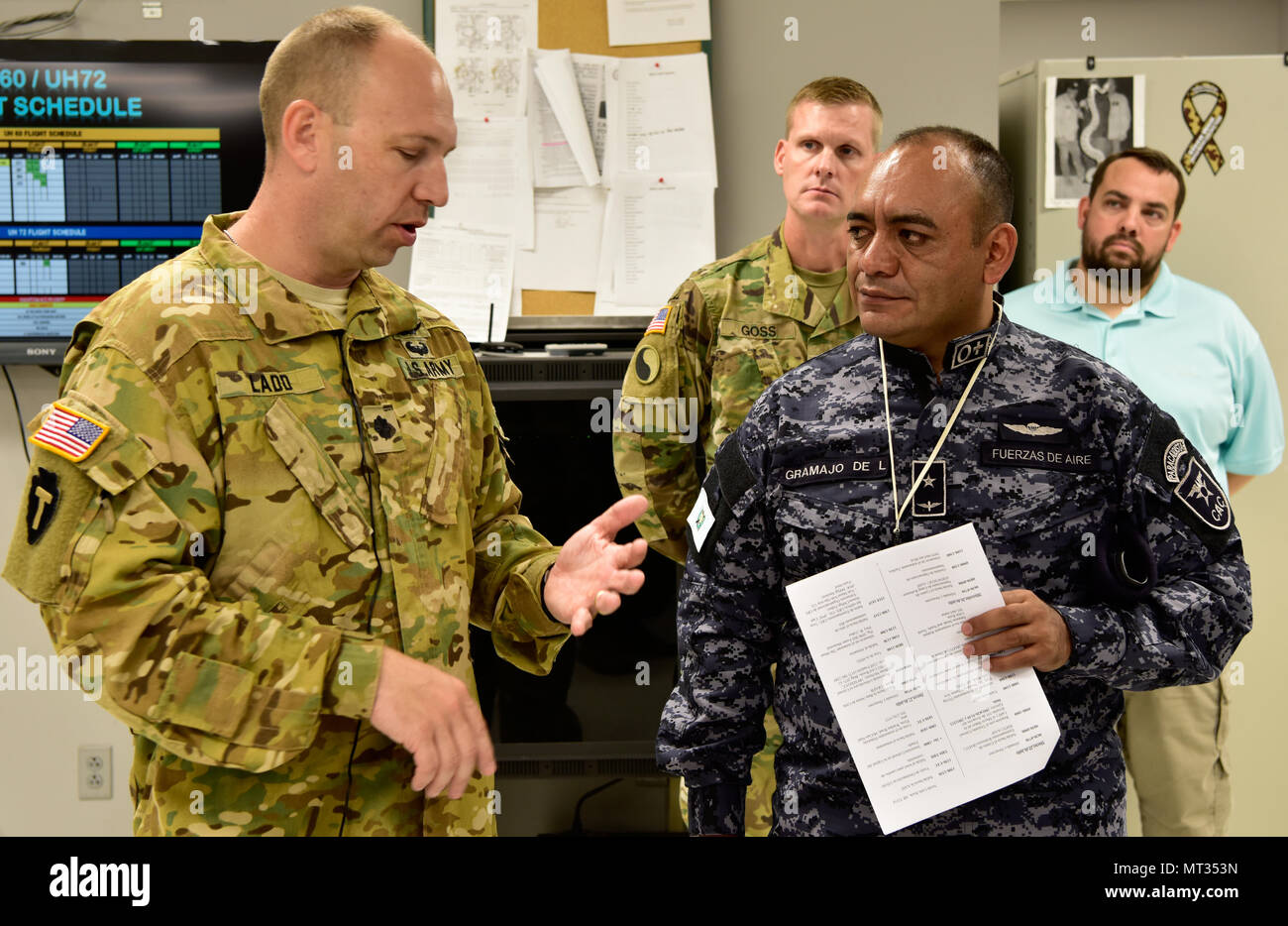 Lt. Col. Eric Ladd, membro dell'esercito ufficiale dell'aviazione, Arkansas Guardia nazionale, parla con il Mag. Jorge Luis Gramajo de Leon, Commander, manutenzione Squadron, guatemalteco forza aria, durante una visita in loco per l'Arkansas Guardia nazionale di aviazione esercito il meccanismo di sostegno alla manovra di Robinson Training Center in North Little Rock, arca. Il 25 luglio. Il Guatemala è il Arkansas Guardia Nazionale il partner della nazione sotto il membro del programma di partenariato. (U.S. Esercito nazionale Guard foto di Spc. Stephen Wright) Foto Stock