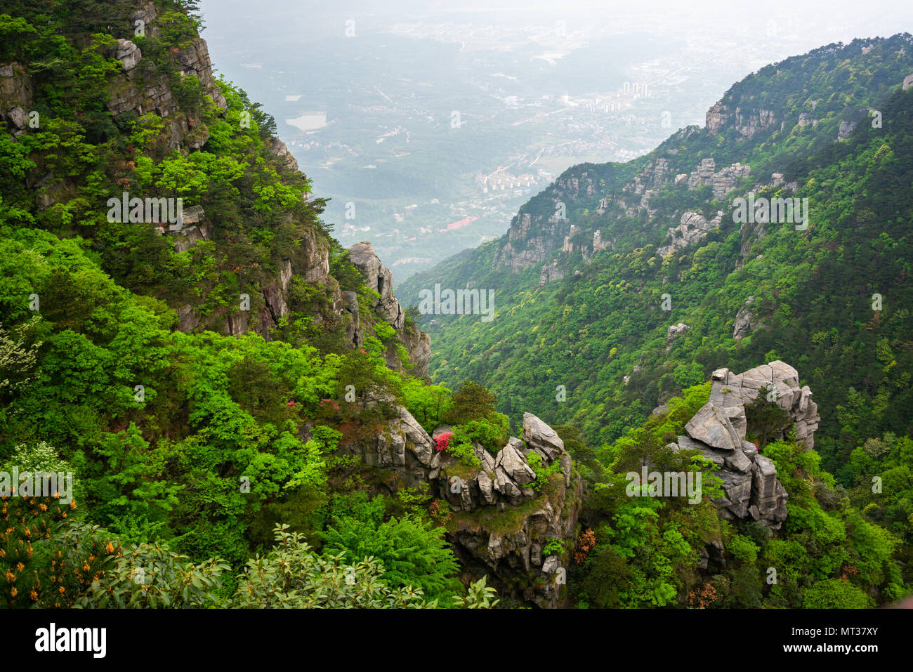 Vista panoramica del parco nazionale di Lushan montagna in Jiangxi Cina con la città di Jiujiang in background Foto Stock