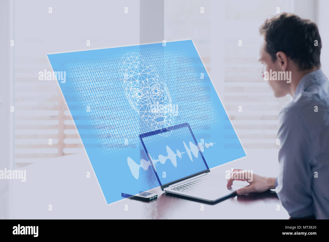 Intelligenza artificiale concetto con robot olografico faccia parlando a umano sullo schermo del computer con il codice binario, la macchina di apprendimento e ai rischi e t Foto Stock
