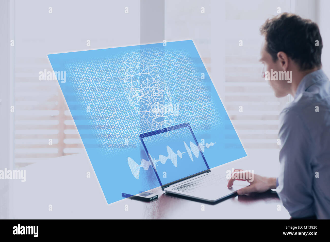 Intelligenza artificiale concetto con robot olografico faccia parlando a umano sullo schermo del computer con il codice binario, la macchina di apprendimento e ai rischi e t Foto Stock Intelligenza artificiale concetto con robot olografico faccia parlando a umano sullo schermo del computer con il codice binario, la macchina di apprendimento e ai rischi e t Foto Stock