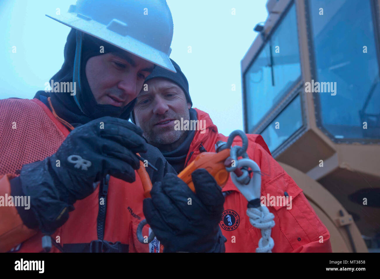 Josh Jones (a destra), studente laureato ricercatore presso Istituto Scripps di oceanografia a San Diego, California, insegna Coast Guard Chief Warrant Officer Robert Nendza per leggere una temperatura conduttività profondità (CTD) a bordo della sonda di acero di taglio di circa 90 miglia a nord-ovest di Barrow, Alaska, 23 luglio, 2017. La Guardia Costiera Jones assistita con utilizzando il dispositivo per misurare gli attributi fisici dell'Oceano artico incluso la salinità e temperatura a varie profondità specificata. (U.S. Coast Guard foto di Sottufficiali di seconda classe Nate Littlejohn/rilasciato) Foto Stock