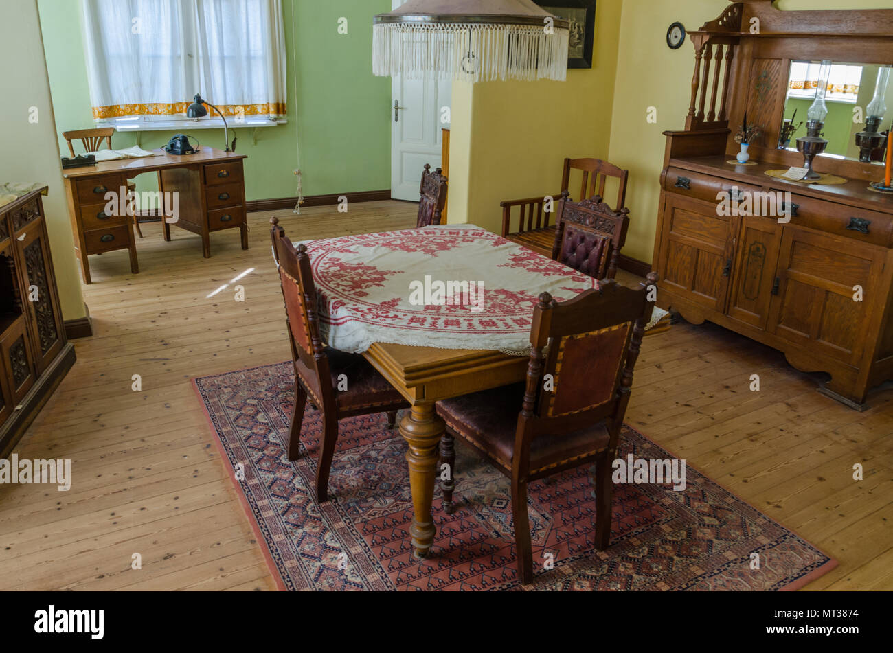 Luderitz, Namibia - Luglio 09 2014: sala da pranzo ristrutturata interno del tedesco casa coloniale a Kolmanskop Foto Stock