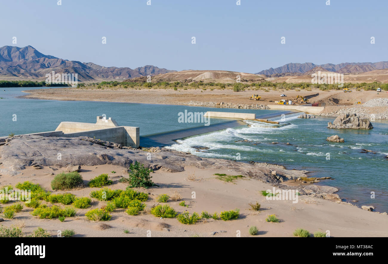 Sendelingsdrif, Namibia - 10 Luglio 2014: Calcestruzzo costruzione della diga sul fiume Orange, la frontiera del Sud Africa e della Namibia Foto Stock