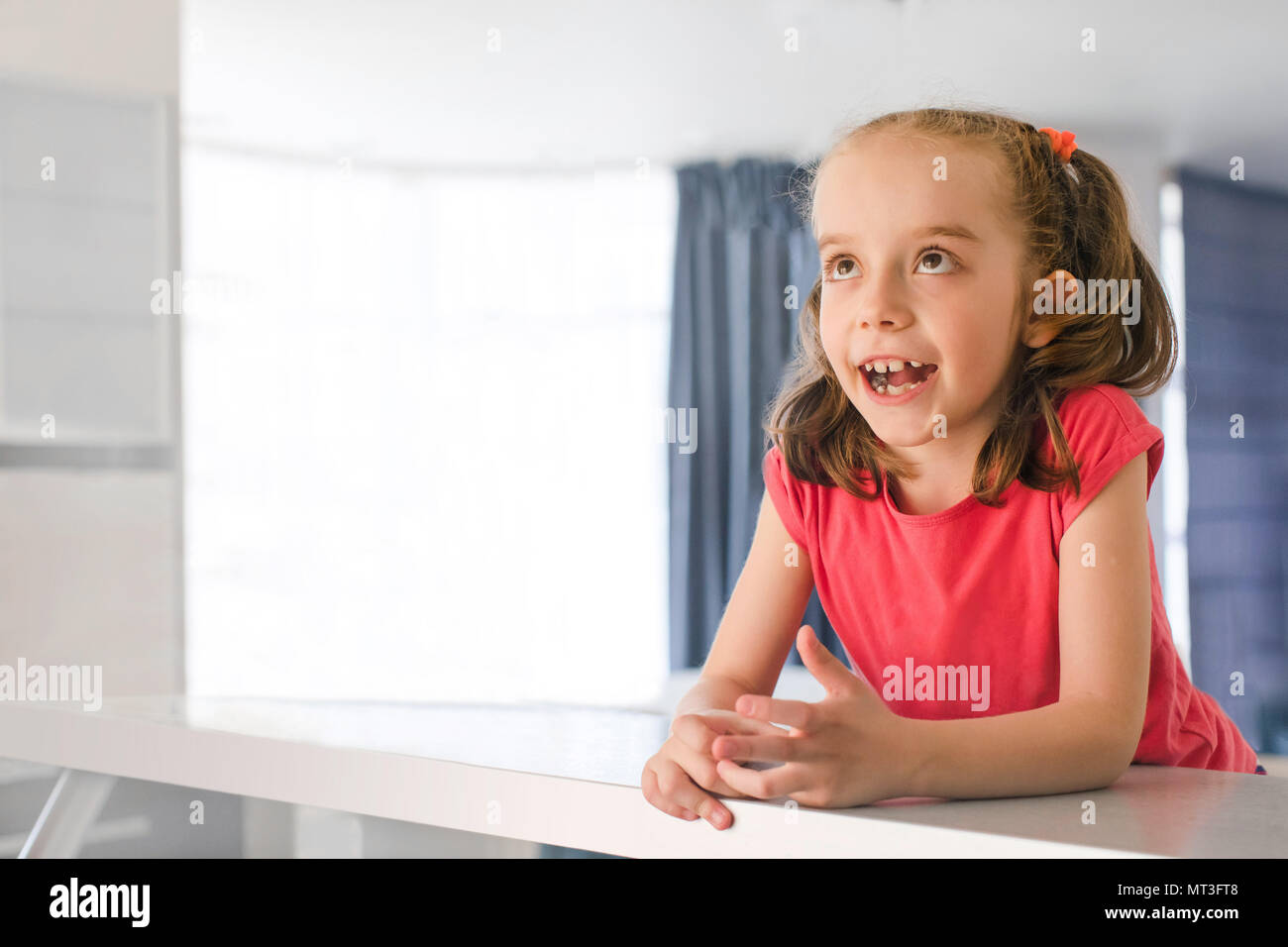 6 anno vecchia ragazza sogna di sedersi a tavola a casa Foto Stock