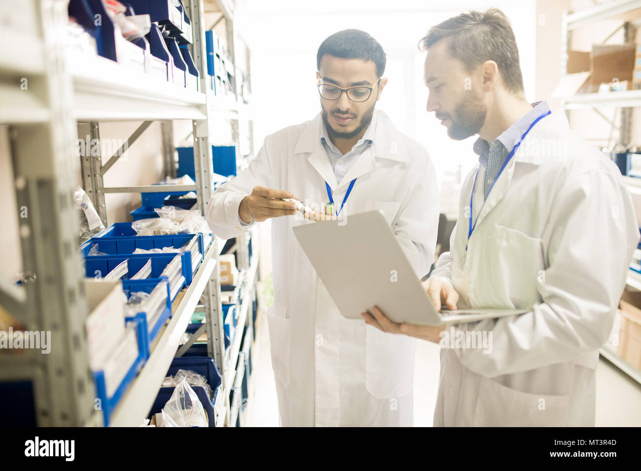 Tecnici qualificati analizzando i dispositivi di misurazione Foto Stock