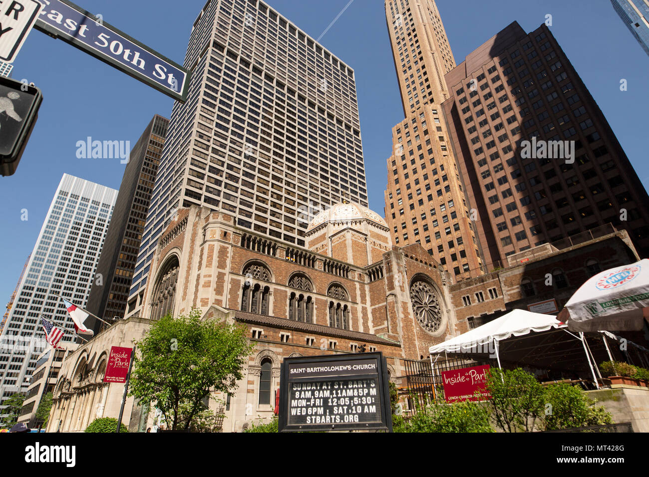 San Bartolomeo la Chiesa (St. Bart's), una Chiesa Episcopale in Manhattan, New York City, costruita in stile bizantino all inizio del XX secolo. Foto Stock