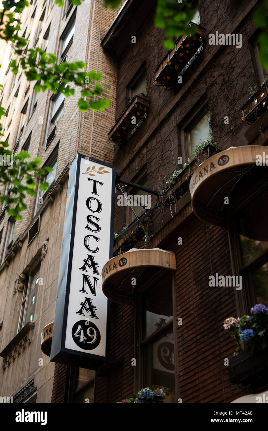 Segnale fuori Toscana 49, un ristorante italiano sulla 49th Street in Midtown East, Manhattan, New York City, USA. Foto Stock