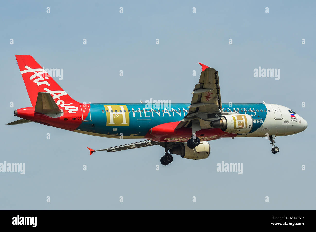Kuala Lumpur, Malesia - 3 maggio 2018. Un Airbus A320 della AirAsia atterraggio all'Aeroporto Internazionale di Kuala Lumpur (KLIA) in Malesia. Foto Stock Kuala Lumpur, Malesia - 3 maggio 2018. Un Airbus A320 della AirAsia atterraggio all'Aeroporto Internazionale di Kuala Lumpur (KLIA) in Malesia. Foto Stock