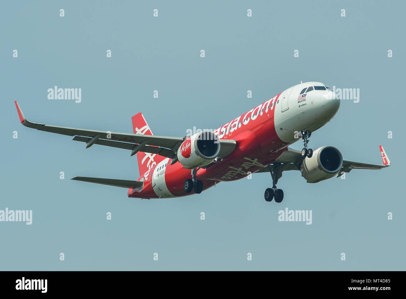 Kuala Lumpur, Malesia - 3 maggio 2018. Un Airbus A320 della AirAsia atterraggio all'Aeroporto Internazionale di Kuala Lumpur (KLIA) in Malesia. Foto Stock Kuala Lumpur, Malesia - 3 maggio 2018. Un Airbus A320 della AirAsia atterraggio all'Aeroporto Internazionale di Kuala Lumpur (KLIA) in Malesia. Foto Stock